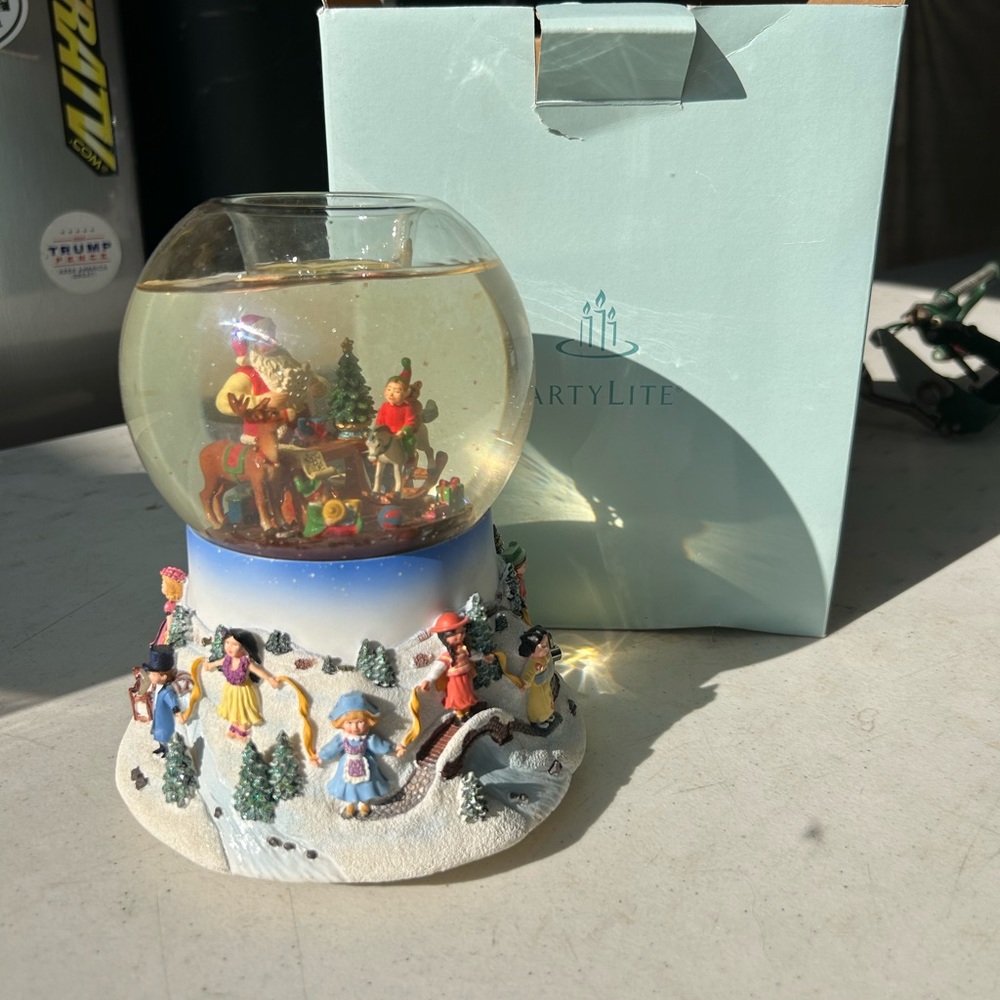 PartyLite “Santa at his Shop” Tealight Globe